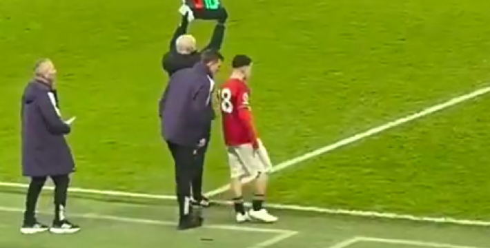 鲁尼16岁儿子老特拉福德首次亮相，现场球迷高呼鲁尼