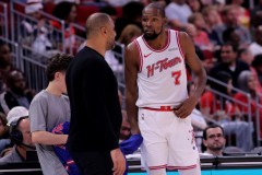 火箭惨遭尼克斯18分逆转 目前战绩34胜21负