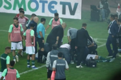 希腊国家德比比赛中断 球员遭烟花袭击倒地